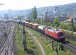 182 010-9 fuhr am 19. April 2007 mit einem Containerzug am Wrzburger Gterbahnhof vorbei Richtung Gemnden. 