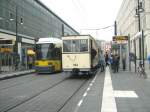ALT (Beiwagen 984) und NEU (Niederflurwagen) in der Haltestelle Alexanderplatz-Dierksenstrasse, 12.10.2008    http://altebahnen.startbilder.de/bilder/thumbs/tn_1740.jpg