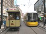 Frontansichten Tw 10 und Flexity, Berlin-Alexanderplatz, Haltestelle Linie M2 - Juli 2009