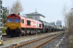 Die HGK DE 668 wartet in Illertissen mit einem Kesselwagenzug auf Ausfahrt, am 23.04.2010.