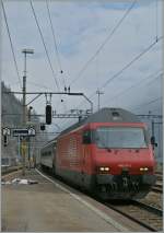 Die SBB Re 460 017-7 erreicht mit ihrem Gotthard-IR 2165 Göschenen.