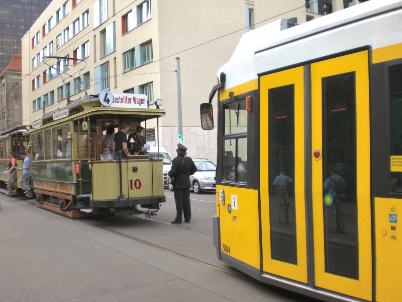 Tw 10 hinter Niederflurwagen in der Schleife Kupfergraben, Berlin-Mitte Juli 2009