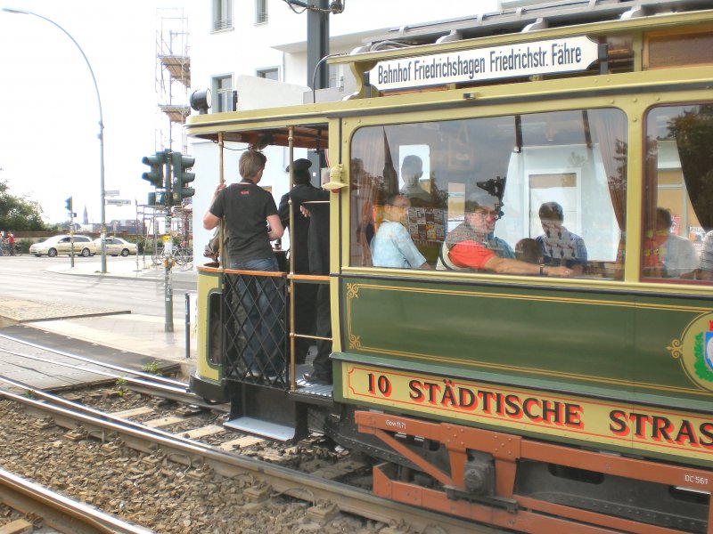 Tw 10 kurt vor der Warschauer Br�cke biegt in die Wendeschleife der Linie M13 ein. Berlin Juli 2009
