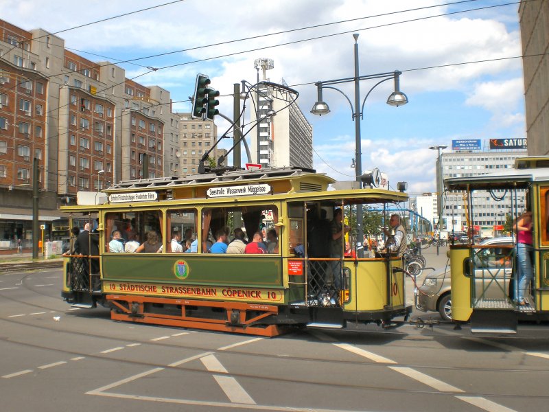 Tw 10 mit Beiwagen f�hrt entlang der Strecke der Linie M2, Berlin-Mitte Juli 2009