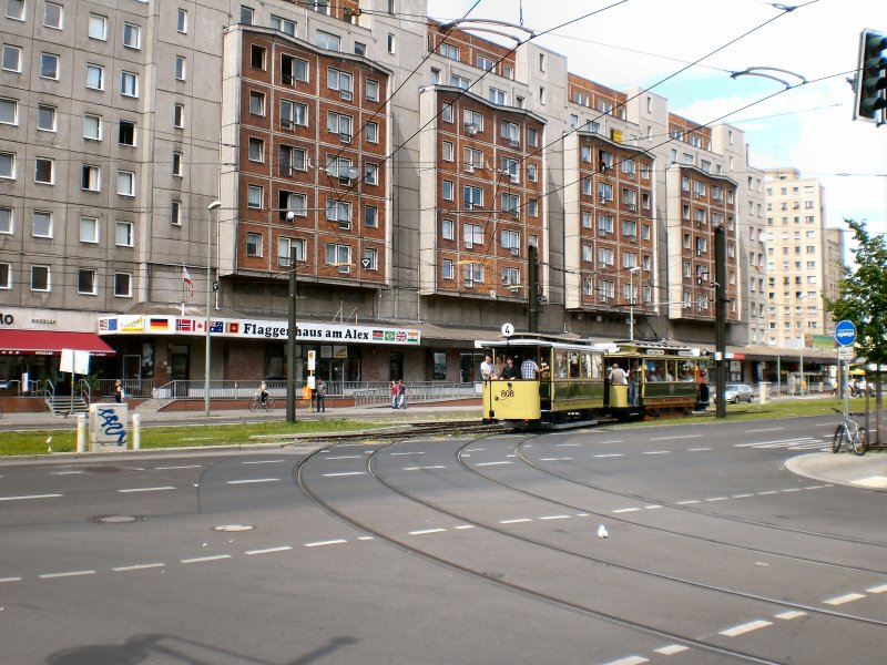 Tw 10 mit Beiwagen hat die Themenfahrt begonnen, hier auf der Linie M2 - Juli 2009
