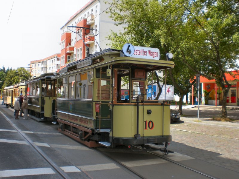 TW 10 mit Beiwagen vor T24-Zug, Wendeschleife der Linie M13 Warschauer Strasse - Berlin Juli 2009