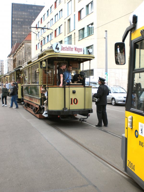 Tw 10 mit Beiwagen in der Wendeschleife AmKupfergraben, Berlin Juli 2009