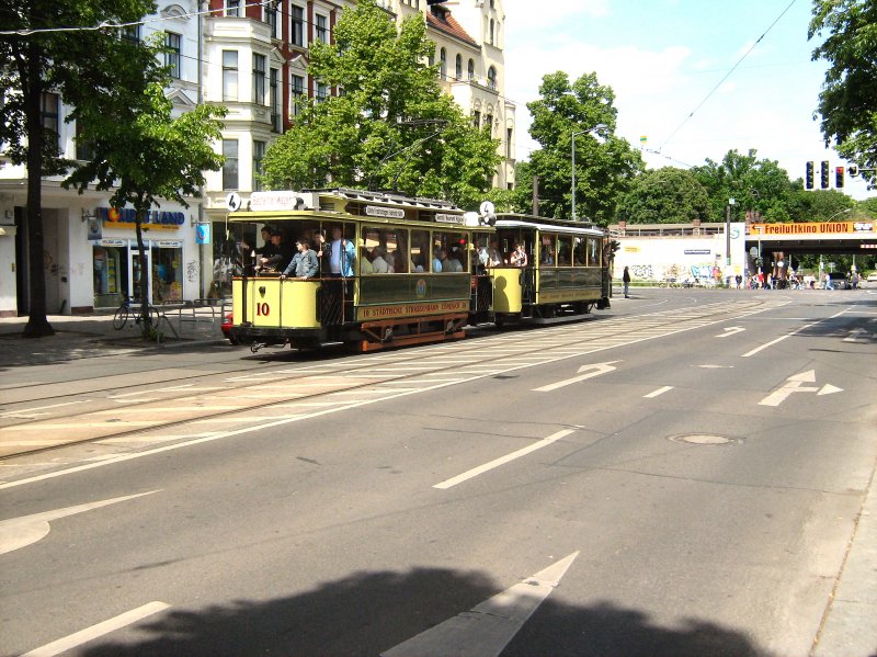 Tw 10 mit Bw 808 in der B�lschestrasse beim S-Bhf Friedrichshagen, 17.5.2009
