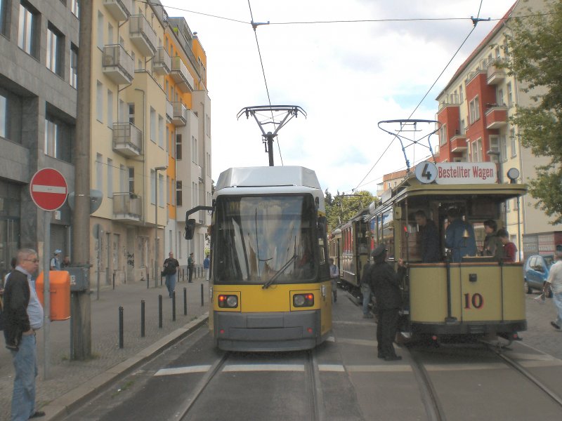 Tw 10 und Niederflurbahn in der Schleife der M 13 bei der Warschauer Br�cke, 12. 7. 2009