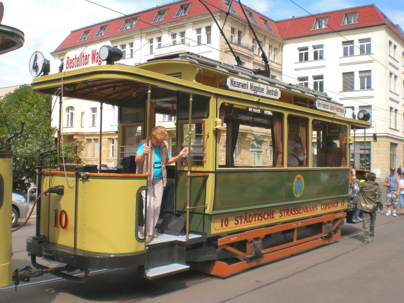 Tw 10 in der Schleife Kupfergraben in Mitte, Juli 2009