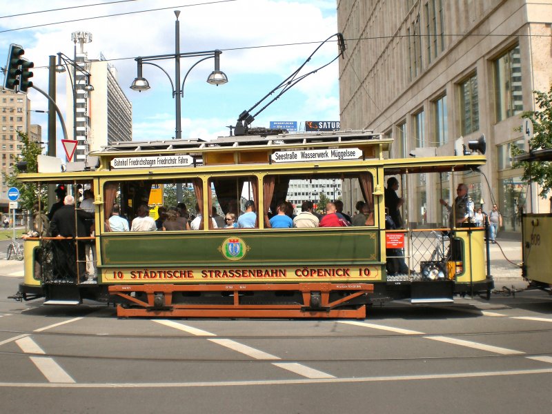 Tw 10 verl�sst die Diercksenstrasse am S-Bhf Alexanderplatz, Berlin-Mitte Juli 2009