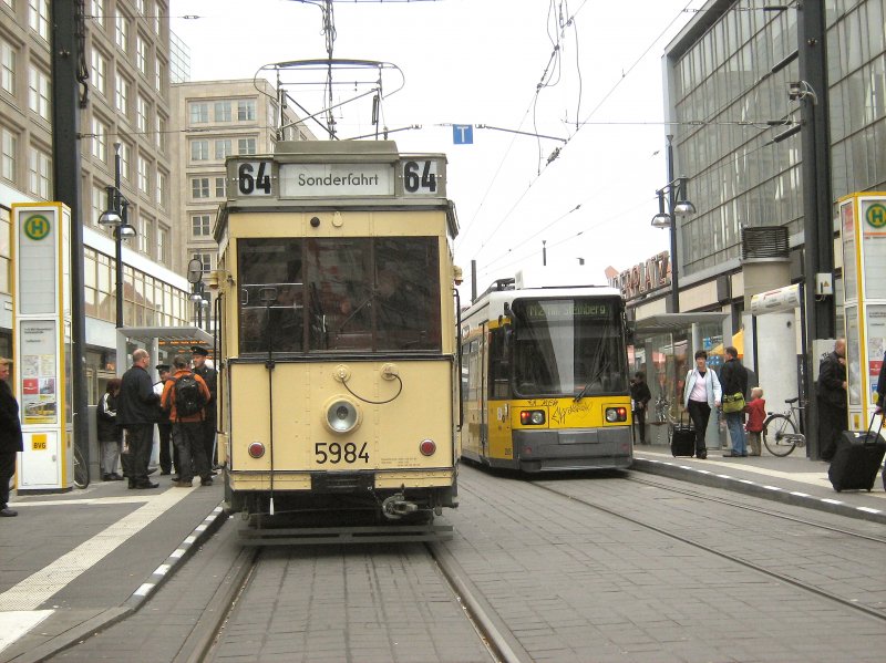 Tw 5984 am Alexanderplatz, im Hintergrund Niederflurbahn der Linie M2, 12.10.2008