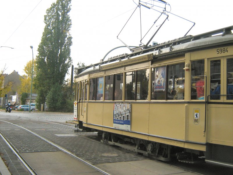 Tw 5984 biegt gleich in die Prenzlauer Allee ein, Berlin 12.10.2008