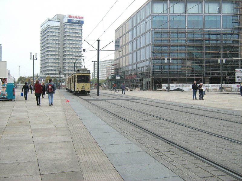 Tw 5984 mit zwei Beiwagen auf dem Alexanderplatz, 12.10.2008