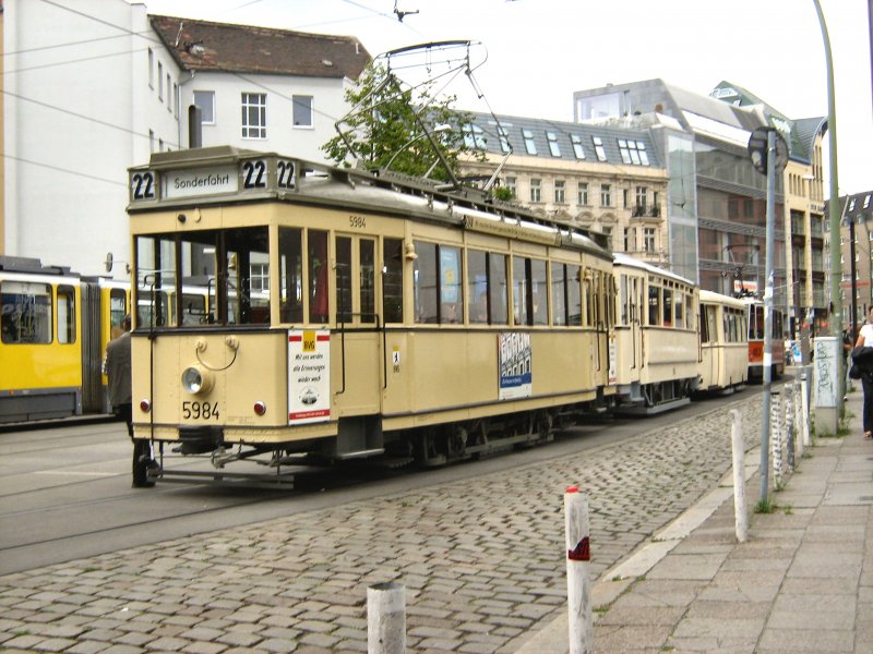 Tw 5984 mit zwei H�ngern am Hackschen Markt, Sommer 2008