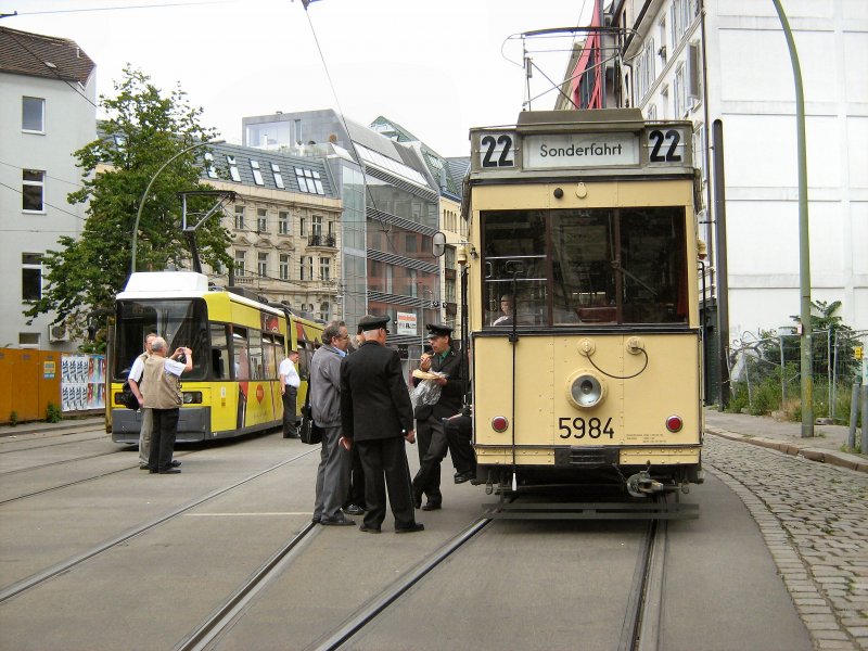 Tw 5984 in der Schleife Hackscher Markt, Themenfahrt Sommer 2008